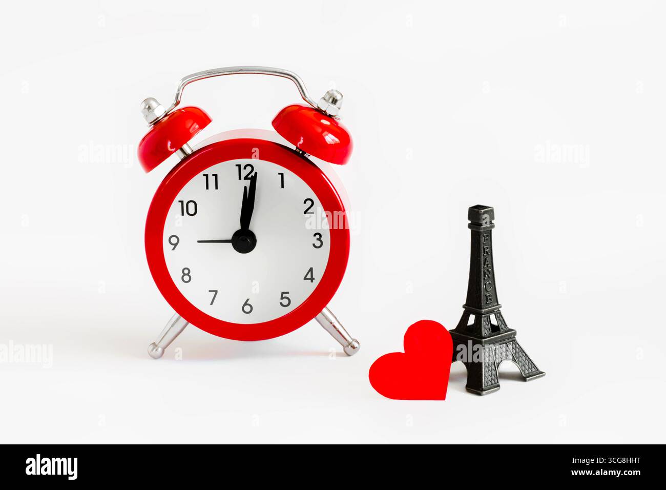 Viaggio romantico a Parigi. Luna di miele, è ora di innamorarsi. Invito a un viaggio romantico, una nota d'amore. Torre Eiffel con sveglia rossa Foto Stock