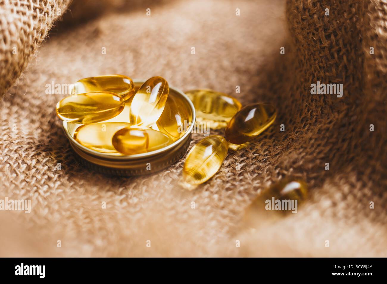 Capsule di olio di pesce. Omega complesso vitaminico 3,6,9. Capsule di olio di pesce con omega-3, vitamina D. Foto Stock