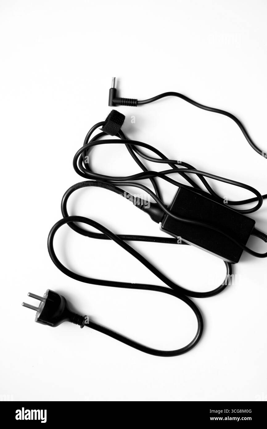 Adattatore caricabatteria per laptop isolato su sfondo bianco Foto Stock