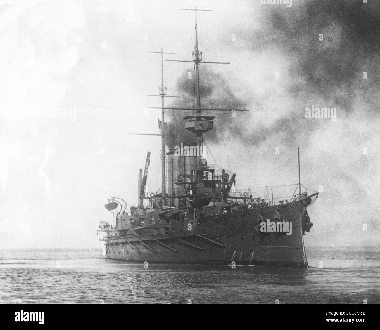Fotografia in bianco e nero della corazzata austro-ungarica Zrínyi in mare durante la prima guerra mondiale, che illustra la potenza navale dell'Austria-Ungheria tra il 1914 e il 1918 Foto Stock