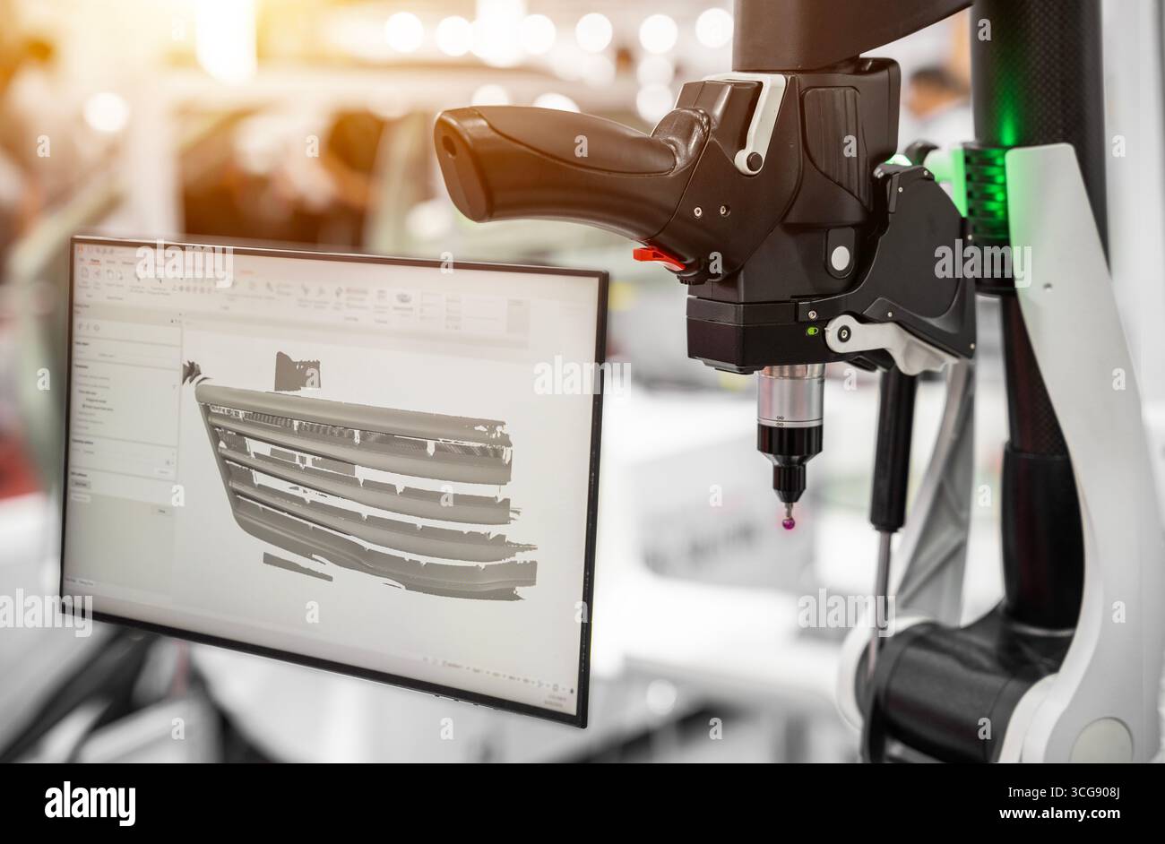 Primo piano sonda a sfioramento della macchina di misura automatica a coordinate CMM, dimensioni di ispezione parti automotive in alluminio con controllo a programmazione cnc, Hig Foto Stock