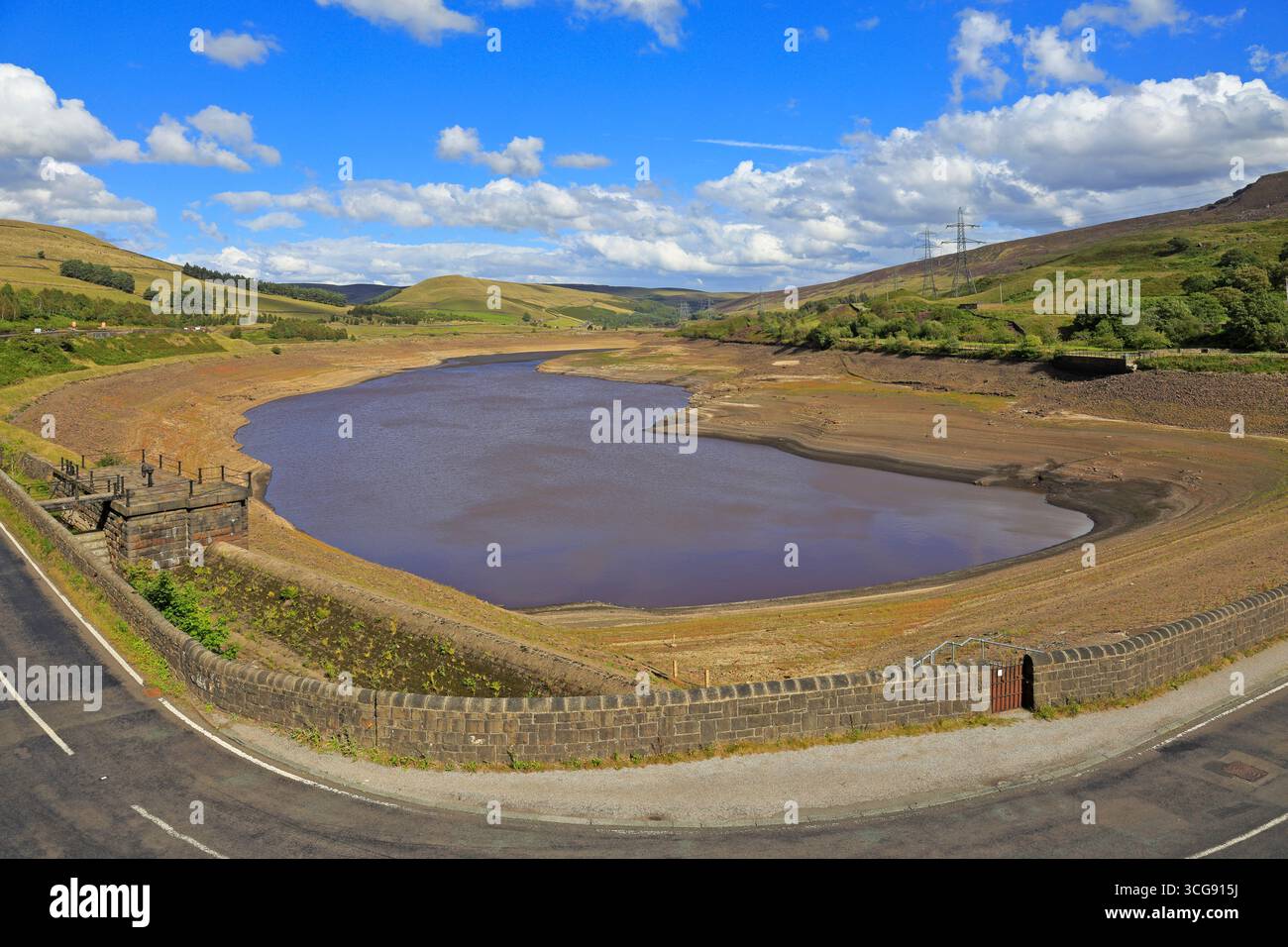 Essiccato Woodhead Reservoir, durante la siccità estiva del 2025, Longdendale, Derbyshire, Peak District National Park, Inghilterra, Regno Unito. Foto Stock