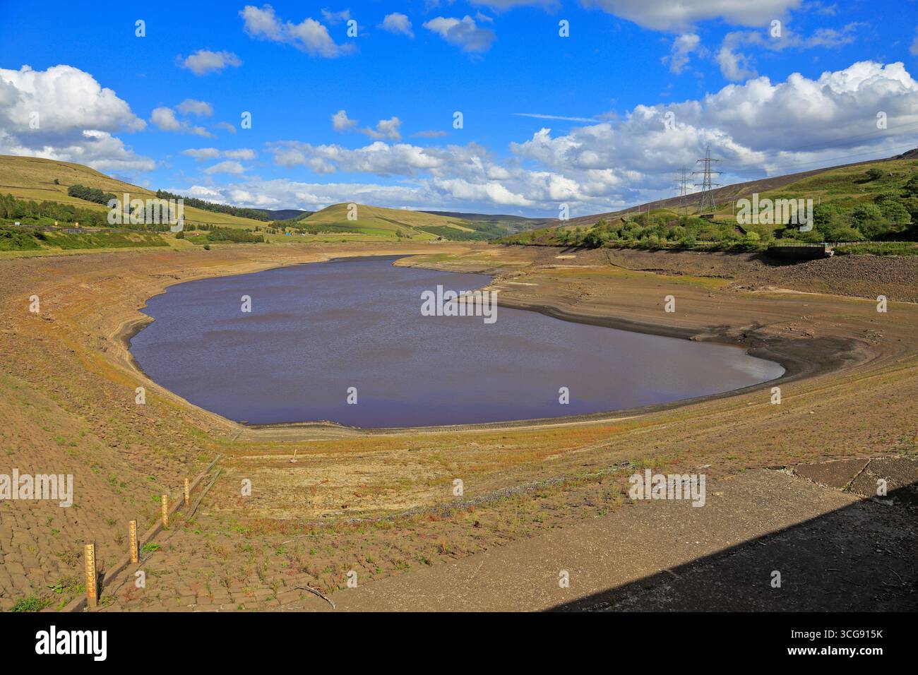 Essiccato Woodhead Reservoir, durante la siccità estiva del 2025, Longdendale, Derbyshire, Peak District National Park, Inghilterra, Regno Unito. Foto Stock