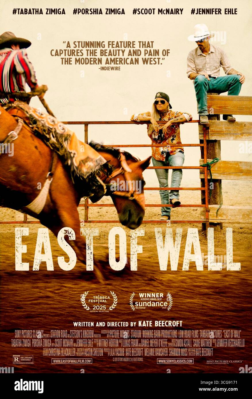 East of Wall (2025) diretto da Kate Beecroft e interpretato da Porshia Zimiga, Tabatha Zimiga e Scoot McNairy. Dopo la morte di suo marito, un addestratore di cavalli ribelle nelle Badlands deve affrontare tensioni finanziarie e dolore irrisolto offrendo rifugio a adolescenti discesi nel suo ranch. USA SOLO PER USO EDITORIALE DI un foglio di poster. Crediti: BFA / Sony Pictures Classics Foto Stock