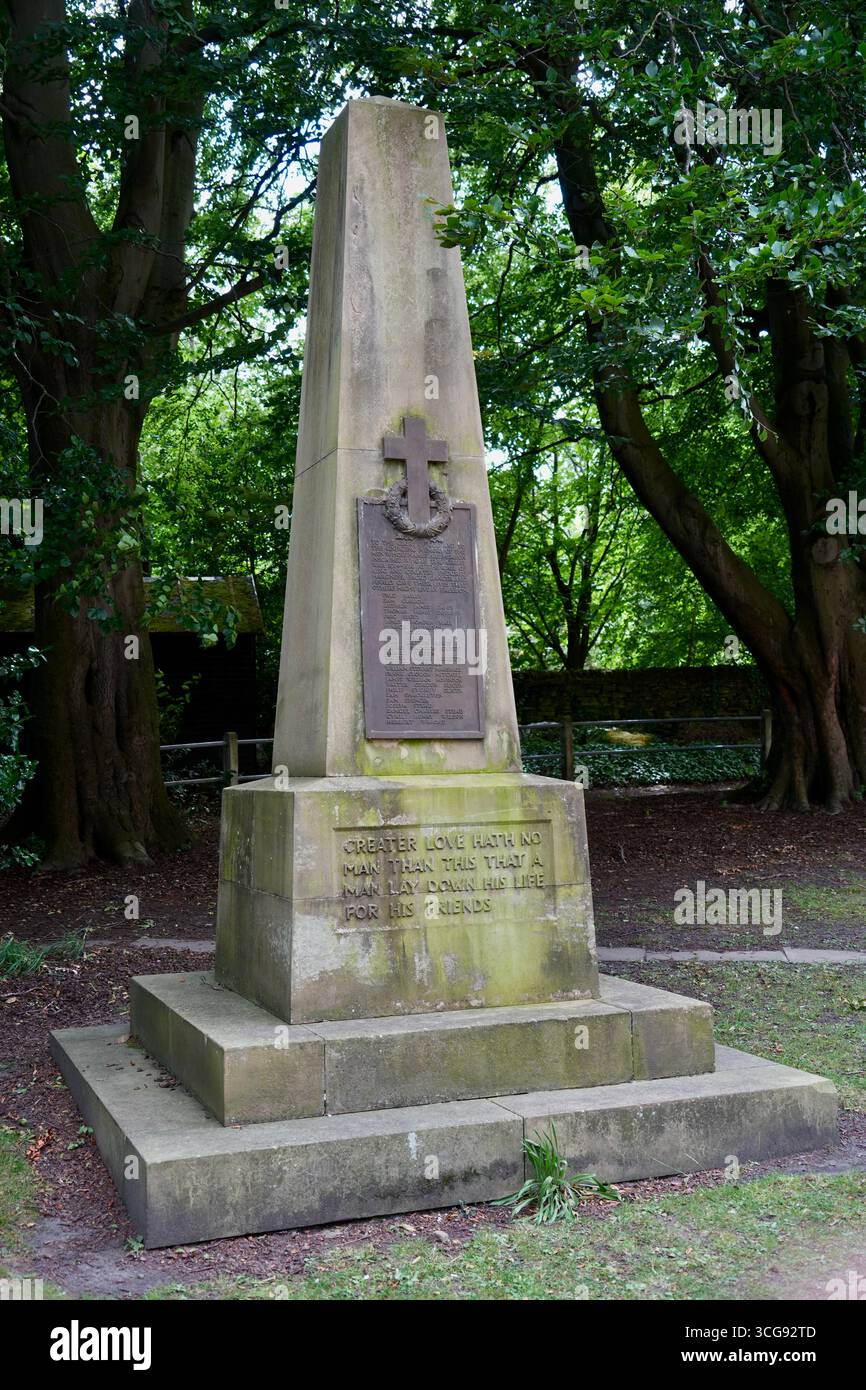 Monumento commemorativo di guerra in pietra della prima guerra mondiale nei terreni della chiesa dell'URC di Saltaire. Foto Stock