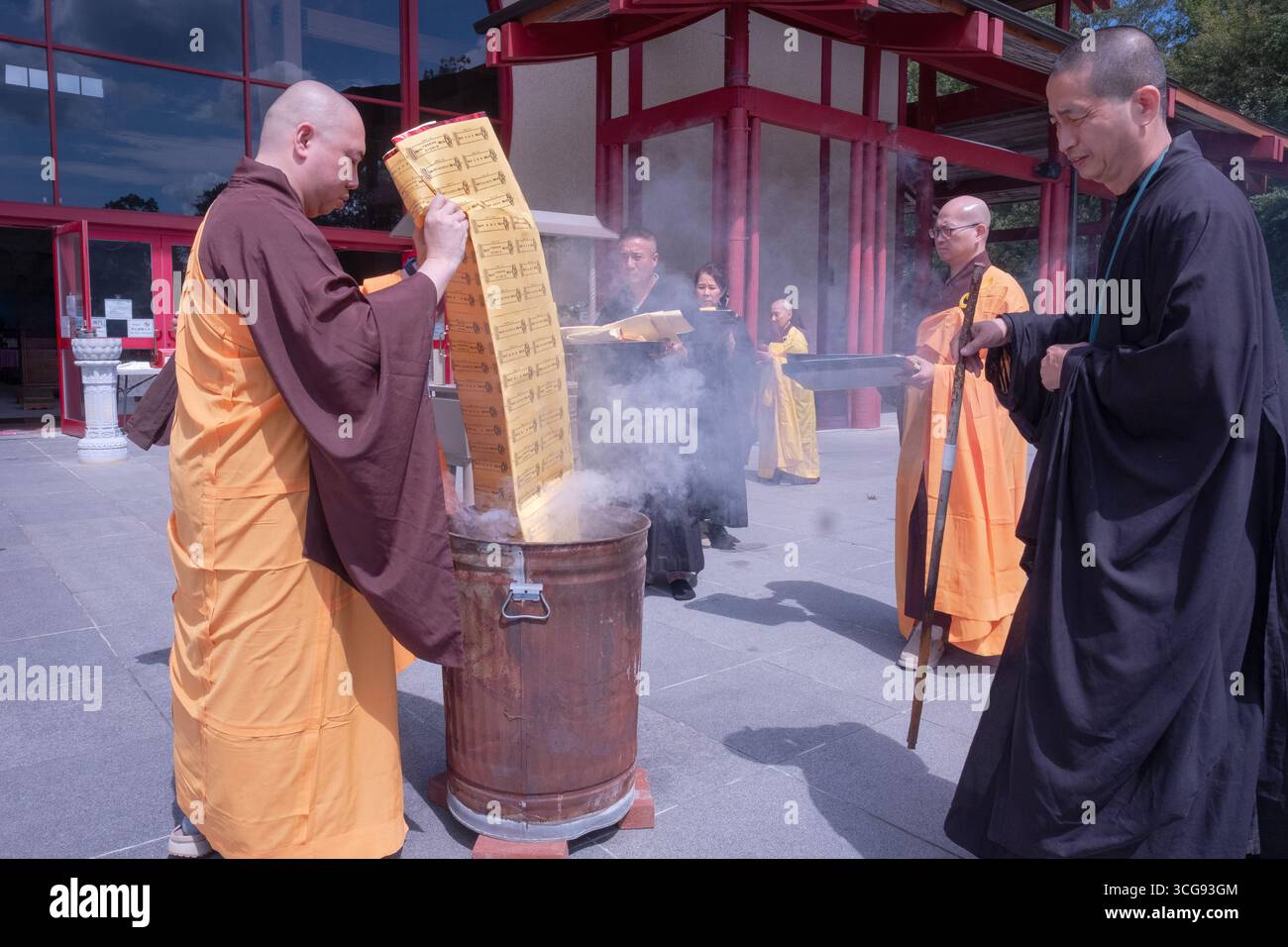 I monaci buddisti bruciano denaro fantasma che onora e benedice i defunti nell'aldilà. In un tempio a Carmel, Putnam Valley, New York. Foto Stock