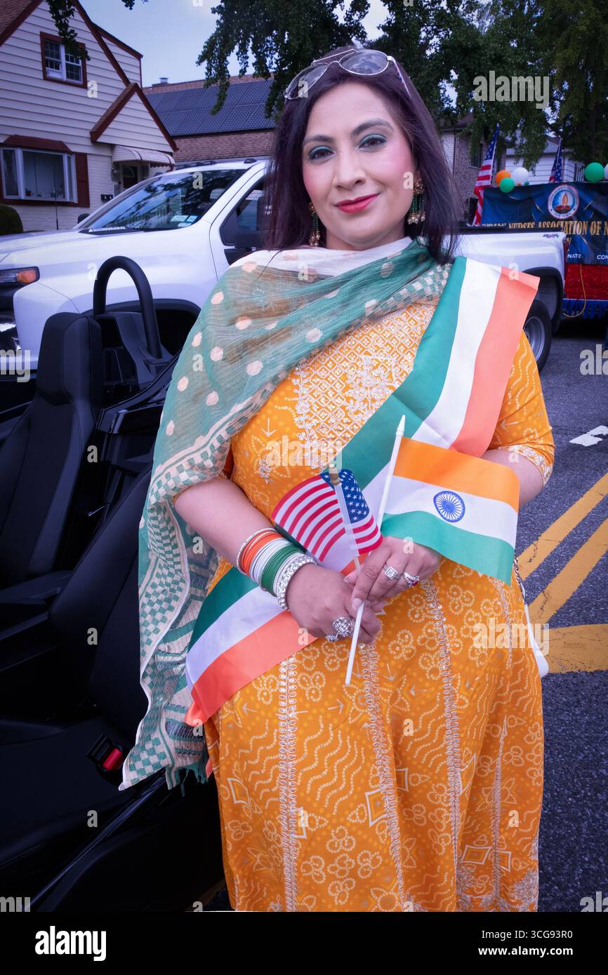Mariam Singh, Compliance Officer del Dipartimento delle correzioni di New York, con una piccola bandiera all'India Day Parade di Bellrose, Queens, New York. Foto Stock