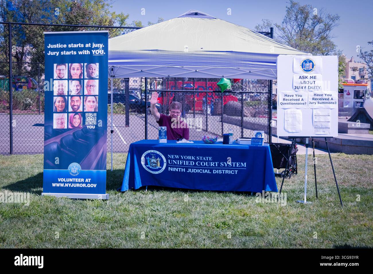 Uno stand che sollecita le persone a fare volontariato e a saperne di più sulle giurie. Alla parata afroamericana di Day Parade al Memorial Field di Nyack, New York. Foto Stock