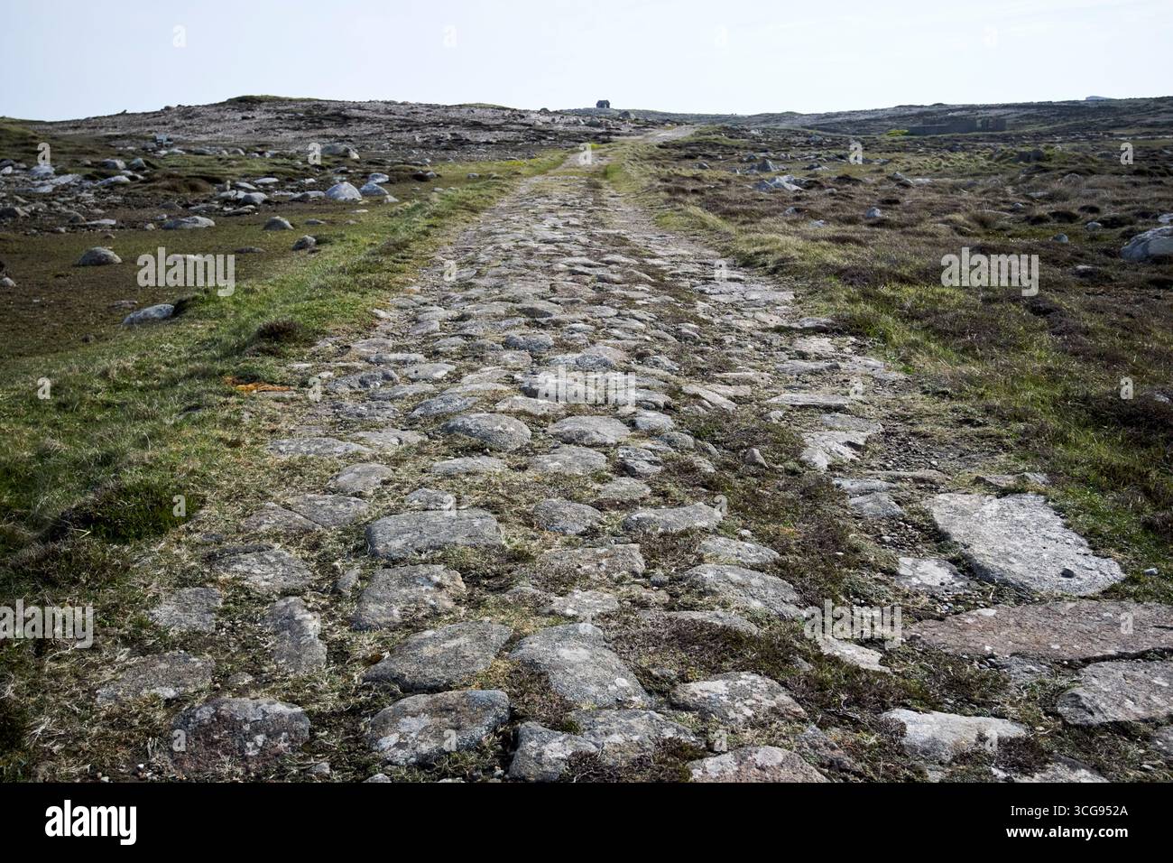 vecchia strada stretta in pietra per il punto di osservazione della guardia costiera dopo l'isola di tory, contea di donegal, repubblica d'irlanda Foto Stock
