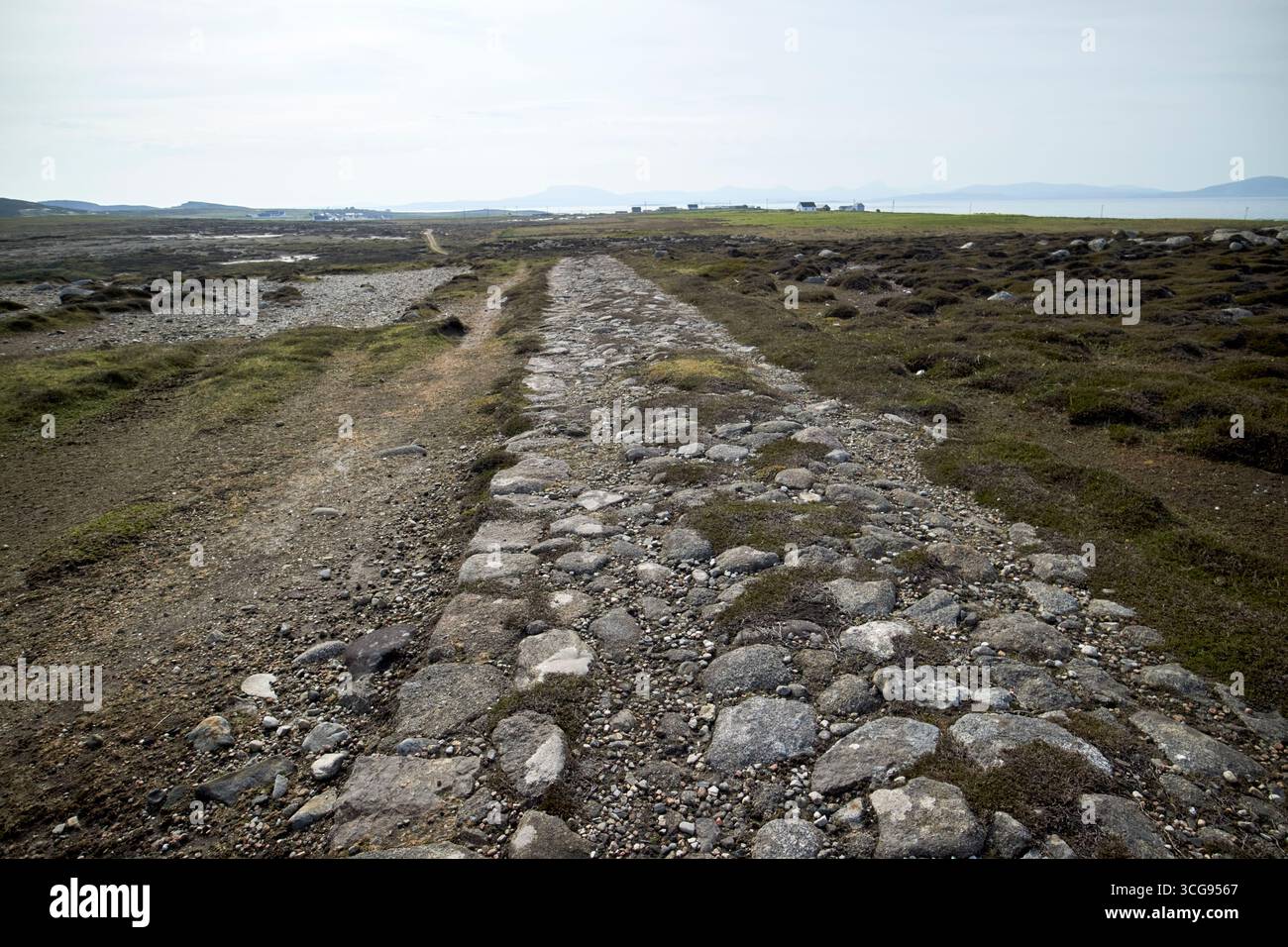 vecchia strada stretta in pietra per il punto di osservazione della guardia costiera dopo l'isola di tory, contea di donegal, repubblica d'irlanda Foto Stock