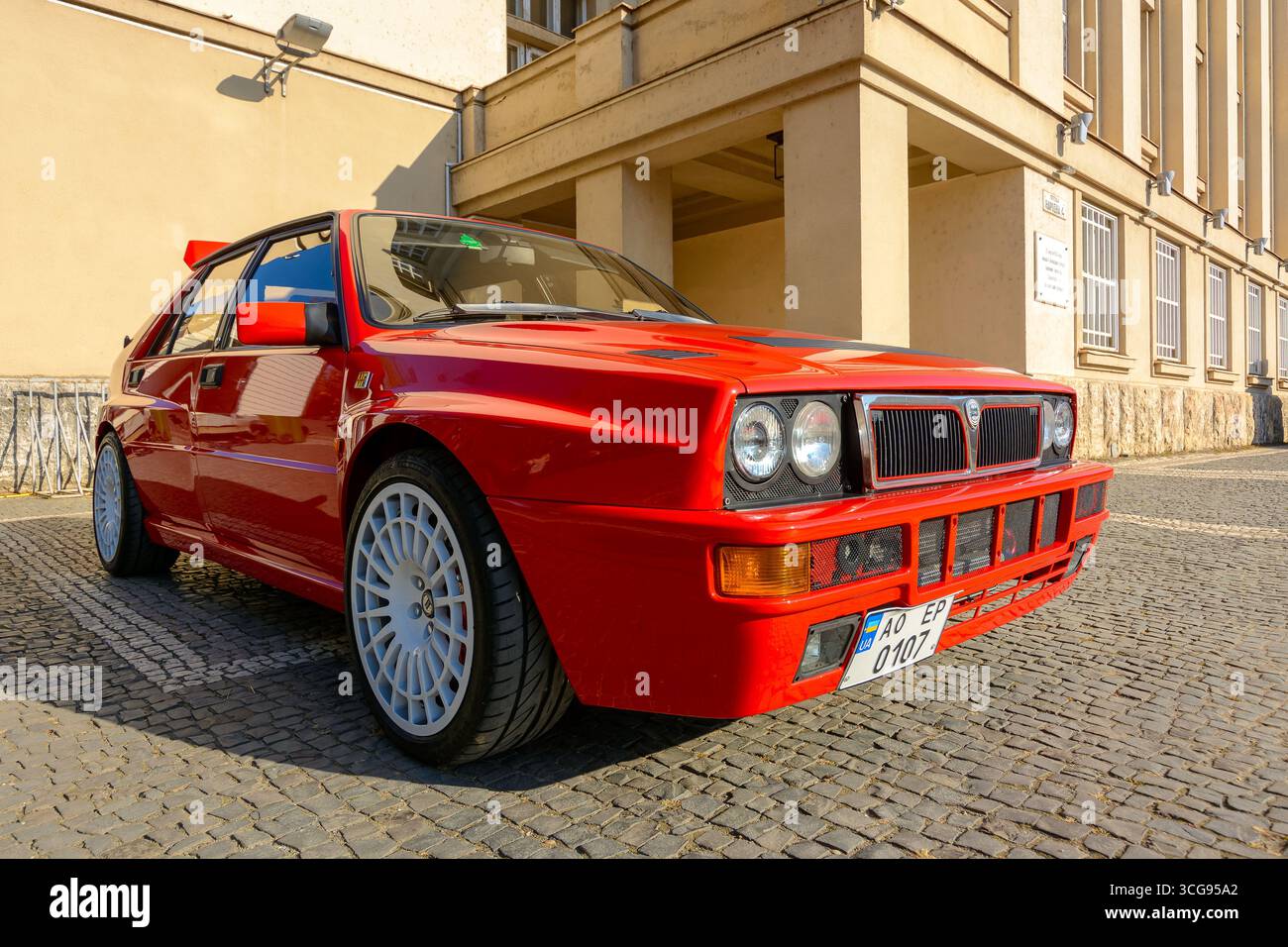 uzhhorod, ucraina - 31 ottobre 2021: delta della lancia rossa. vista frontale di tre quarti con griglia, fari e cofano di una leggendaria auto da rally italiana su un lettino Foto Stock