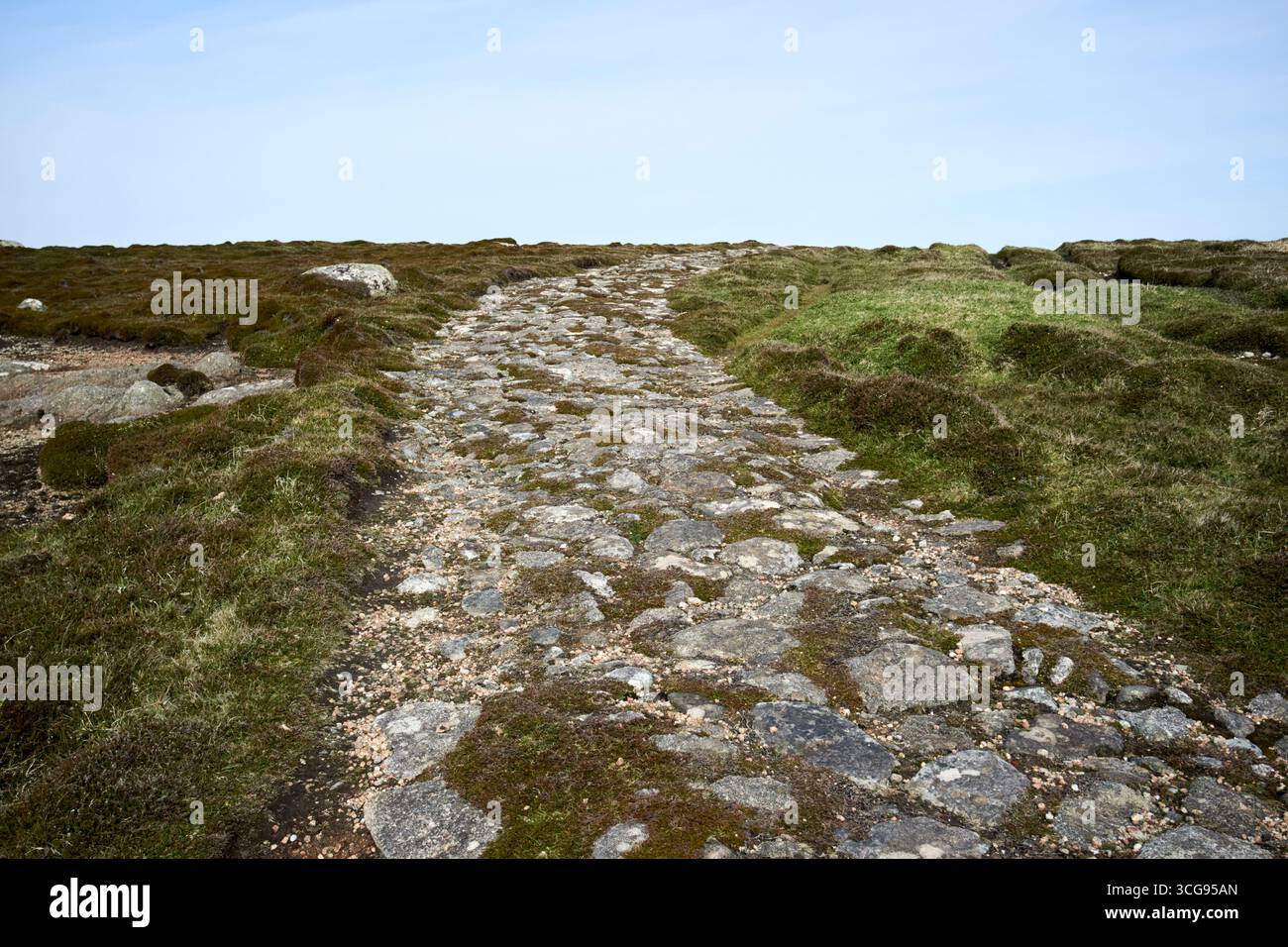 vecchia strada stretta in pietra per il punto di osservazione della guardia costiera dopo l'isola di tory, contea di donegal, repubblica d'irlanda Foto Stock