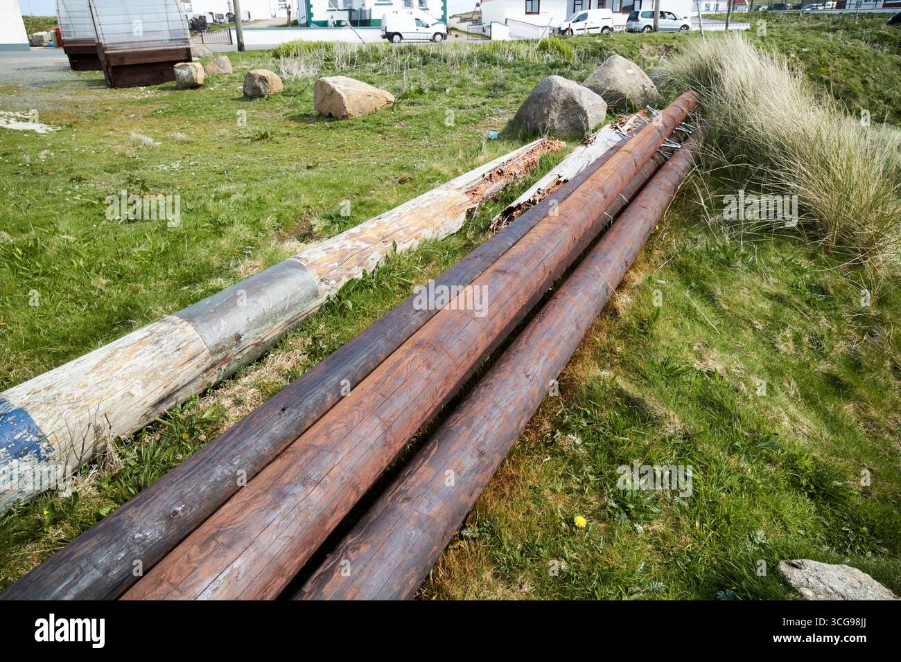 vecchi e nuovi pali telegrafici conservati vicino al porto dell'isola di tory, contea di donegal, repubblica d'irlanda Foto Stock