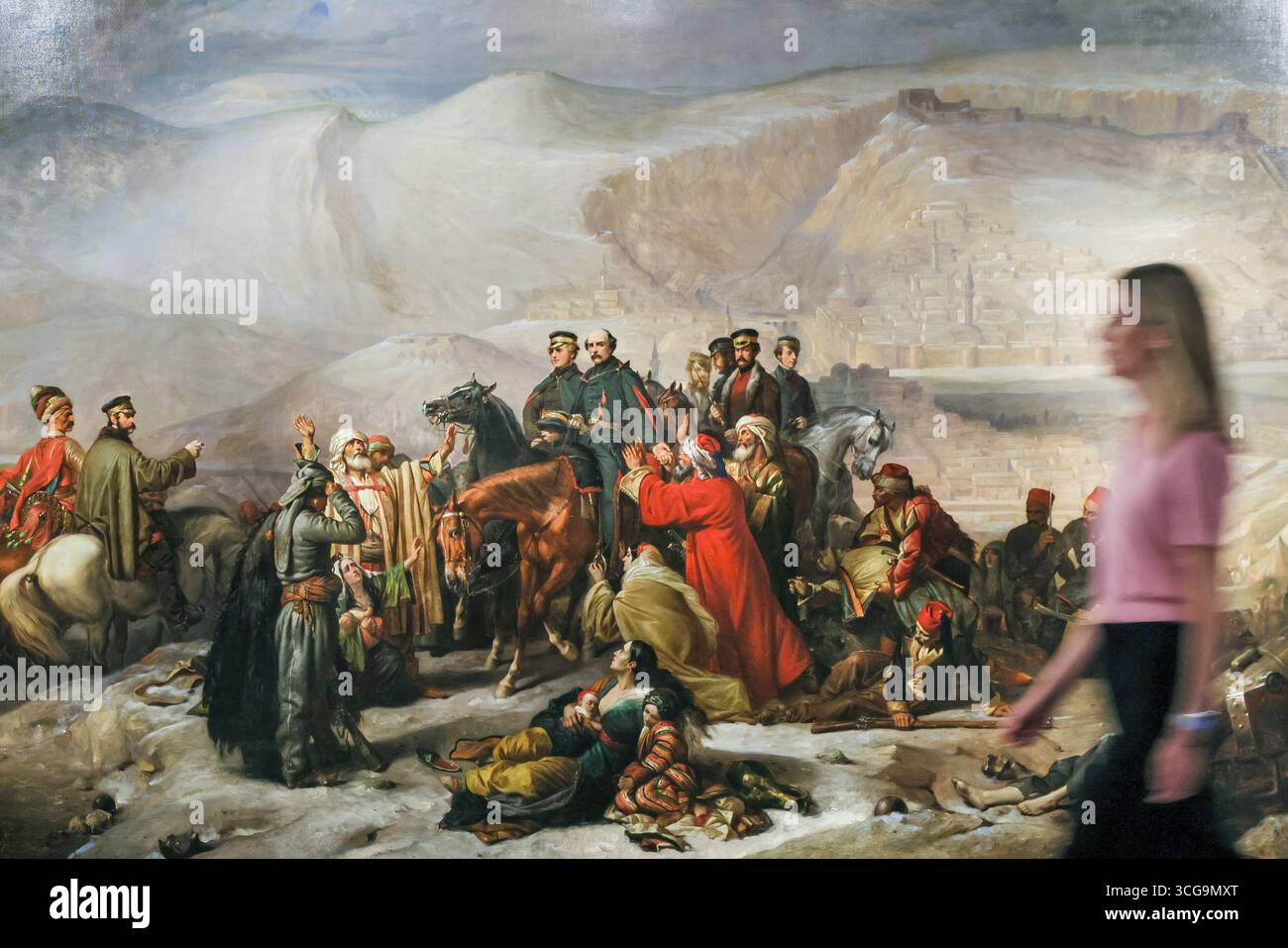 Londra, Regno Unito. 27 agosto 2025. Personale del museo con "la capitolazione di Kars, 28 novembre 1855" (1857) di Thomas Jones Barker, un'opera in questa mostra. Il National Army Museum ha commissionato ad artisti contemporanei di reinterpretare iconici dipinti militari vittoriani nella mostra "Myth and Reality: Military Art in the Age of Queen Victoria" presso il museo. Crediti: Imageplotter/Alamy Live News Foto Stock