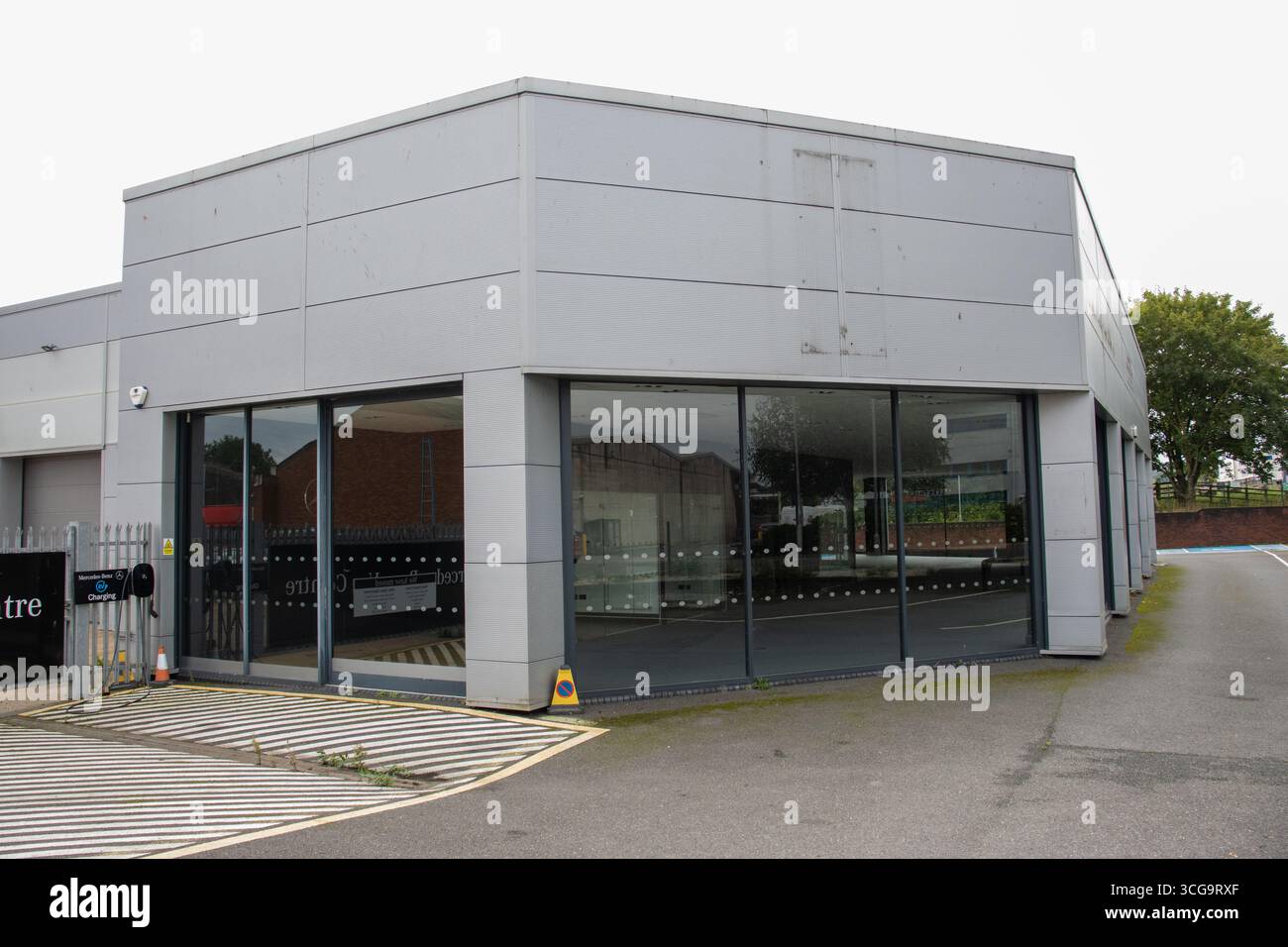 MARSH BARTON, EXETER, DEVON, Regno Unito - 24 SETTEMBRE 2024 unità vuota in plastica bianca e vetro Foto Stock