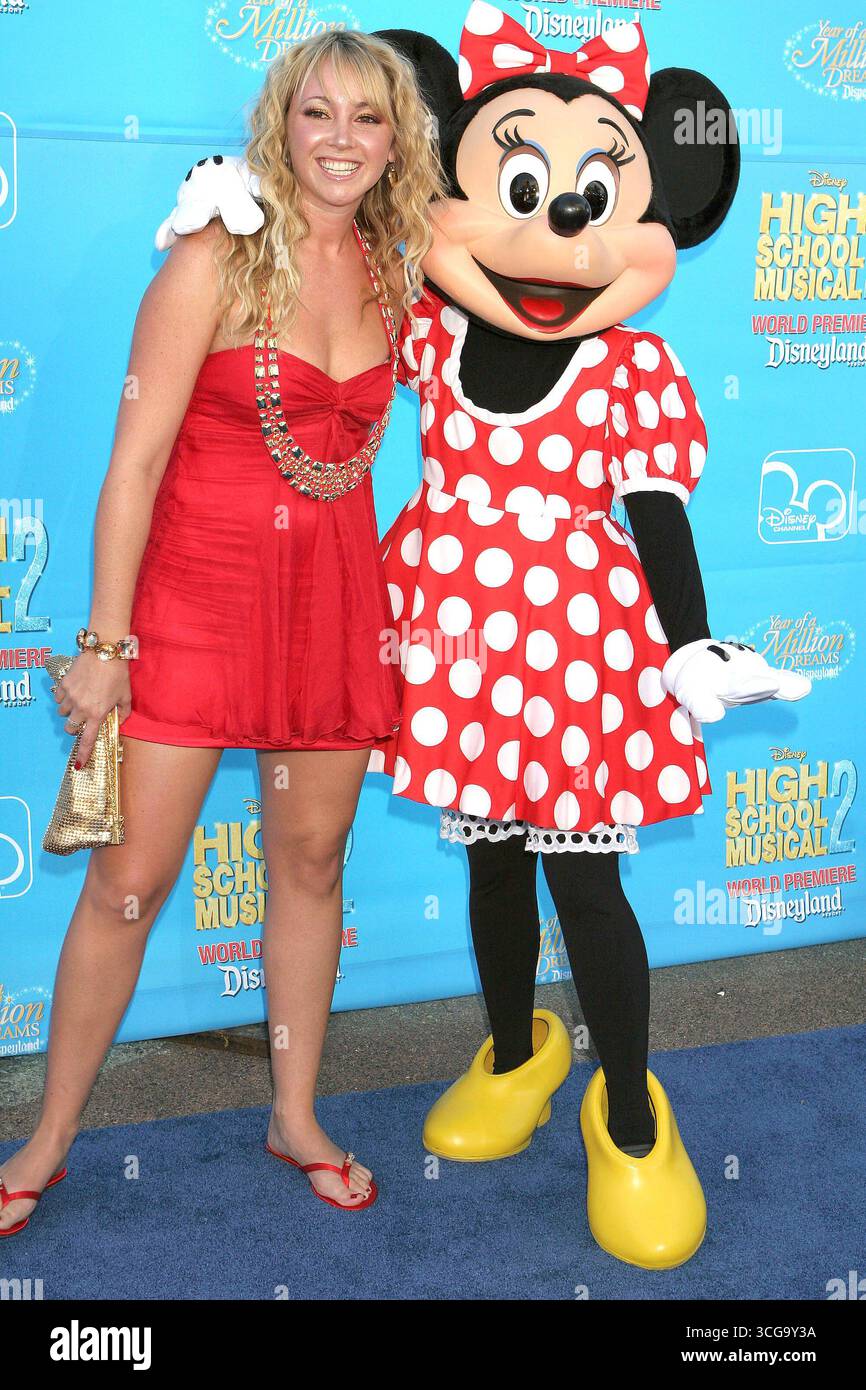 Jennifer Tisdale con Minnie alla prima americana di High School Musical 2 tenutasi a Disneyland in California - 14 agosto 2007 Foto Stock