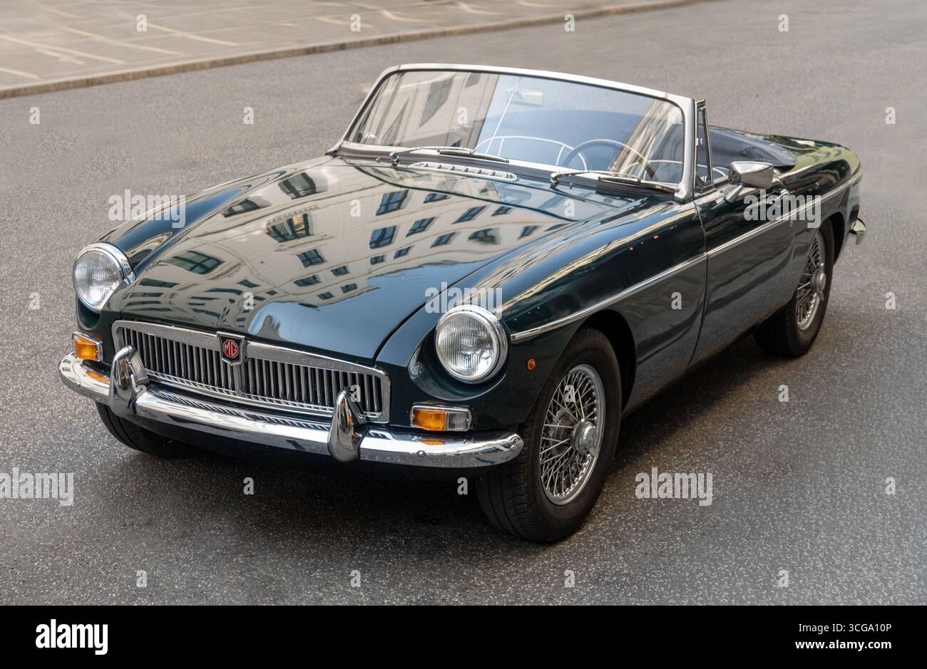 Racing green 1967 MGB convertibile sportiva con riflessi di edifici , Copenhagen, Danimarca - 14 agosto 2025. Foto Stock