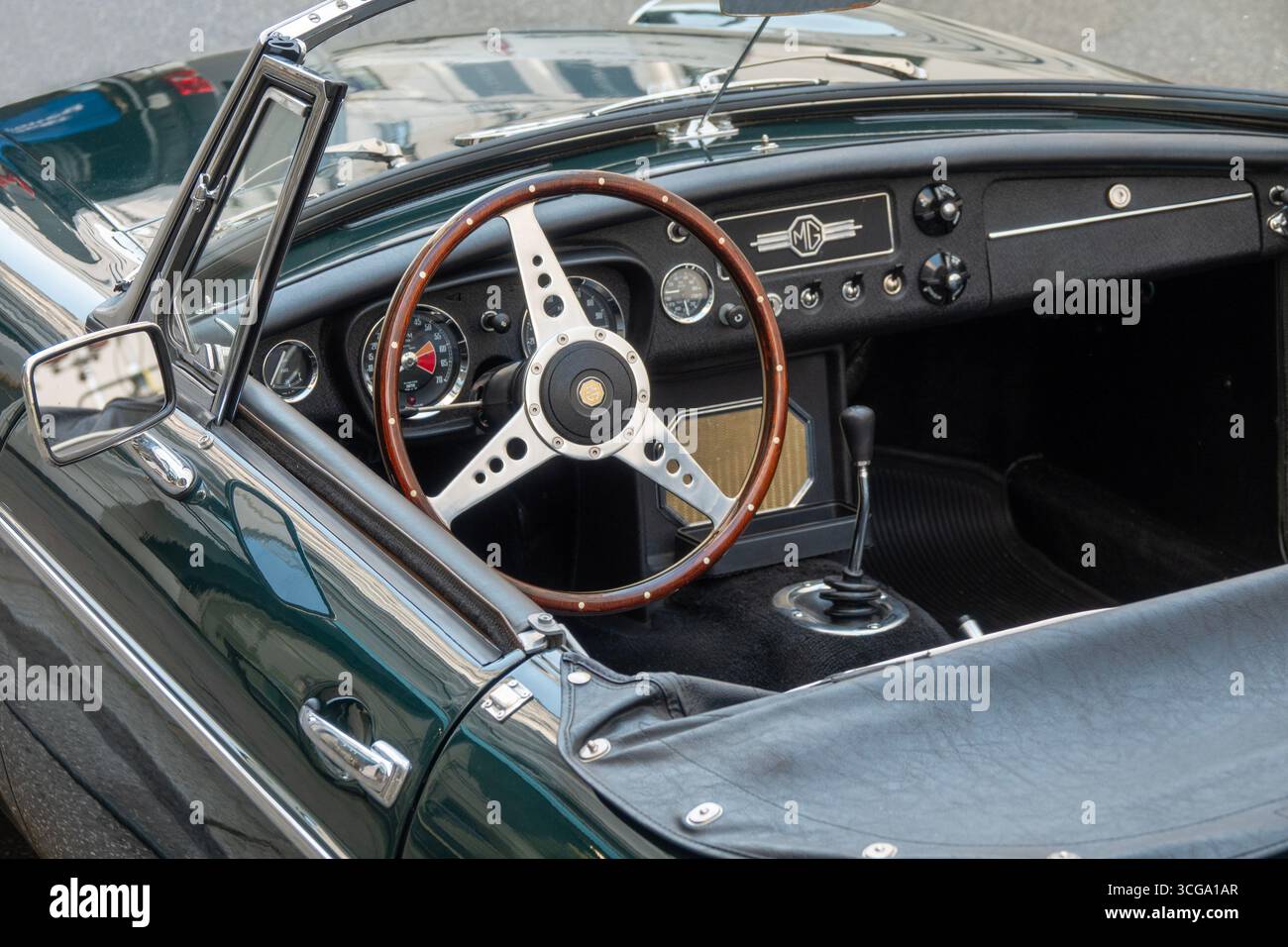 Cabina interna di un'auto sportiva convertibile da 1967 MGB verde da corsa. Copenaghen, Danimarca - 14 agosto 2025. Foto Stock