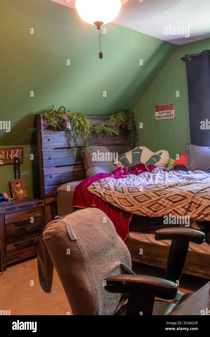 Una camera da letto per ragazzi preadolescenti è piena di giocattoli e giochi, 2025, Great Falls, Montana, Stati Uniti Foto Stock