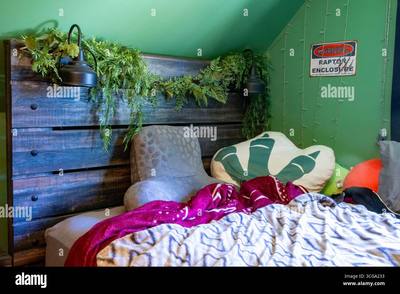 Una camera da letto per ragazzi preadolescenti è piena di giocattoli e giochi, 2025, Great Falls, Montana, Stati Uniti Foto Stock