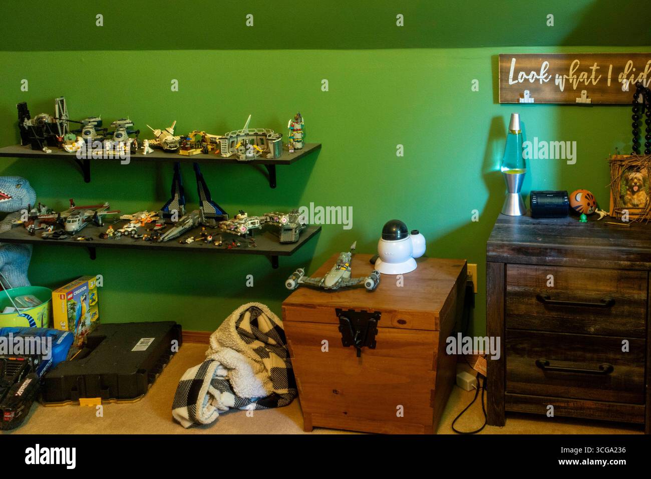 Una camera da letto per ragazzi preadolescenti è piena di giocattoli e giochi, 2025, Great Falls, Montana, Stati Uniti Foto Stock