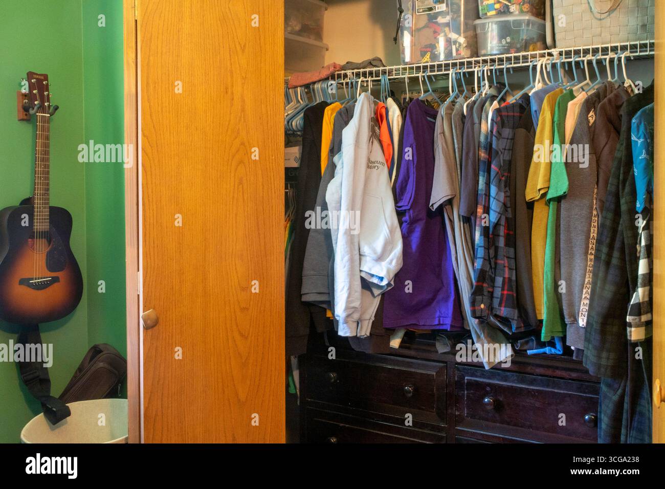 Primo piano di un armadio ben organizzato in una casa di periferia, principalmente magliette, 2025, Great Falls, Montana, Stati Uniti Foto Stock