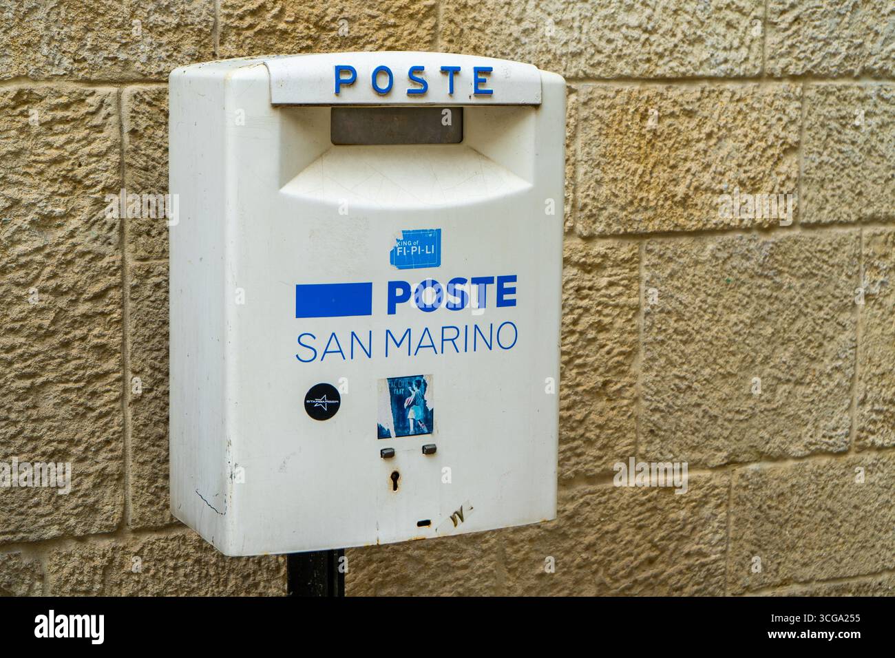 Cassetta postale bianca di San Marino su Wall Street. Casella postale. Italia, San Marino - 13 luglio 2025 Foto Stock