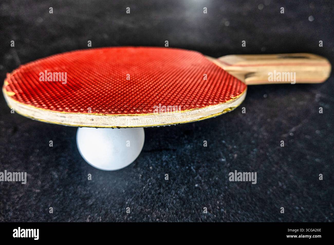 Usato e molto amato ping pong paddle e palla su un tavolo da ping-pong, 2025, Stati Uniti Foto Stock