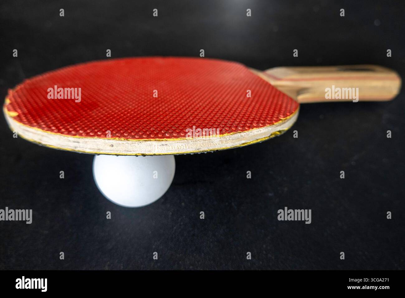Usato e molto amato ping pong paddle e palla su un tavolo da ping-pong, 2025, Stati Uniti Foto Stock