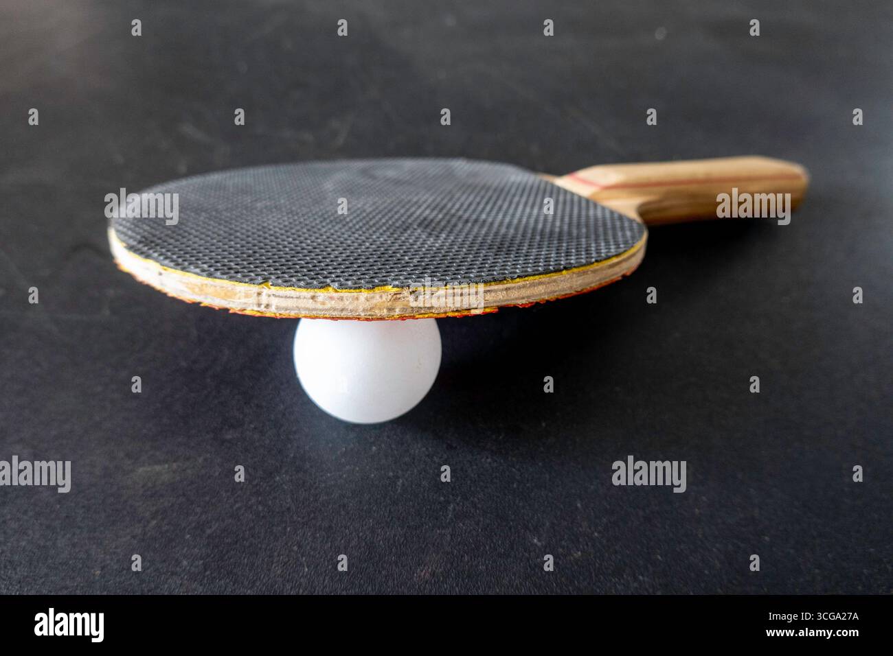 Usato e molto amato ping pong paddle e palla su un tavolo da ping-pong, 2025, Stati Uniti Foto Stock