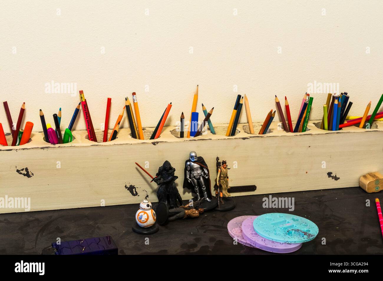Penne e matite in una sala giochi per bambini in una casa suburbana , 2025, MT, USA Foto Stock
