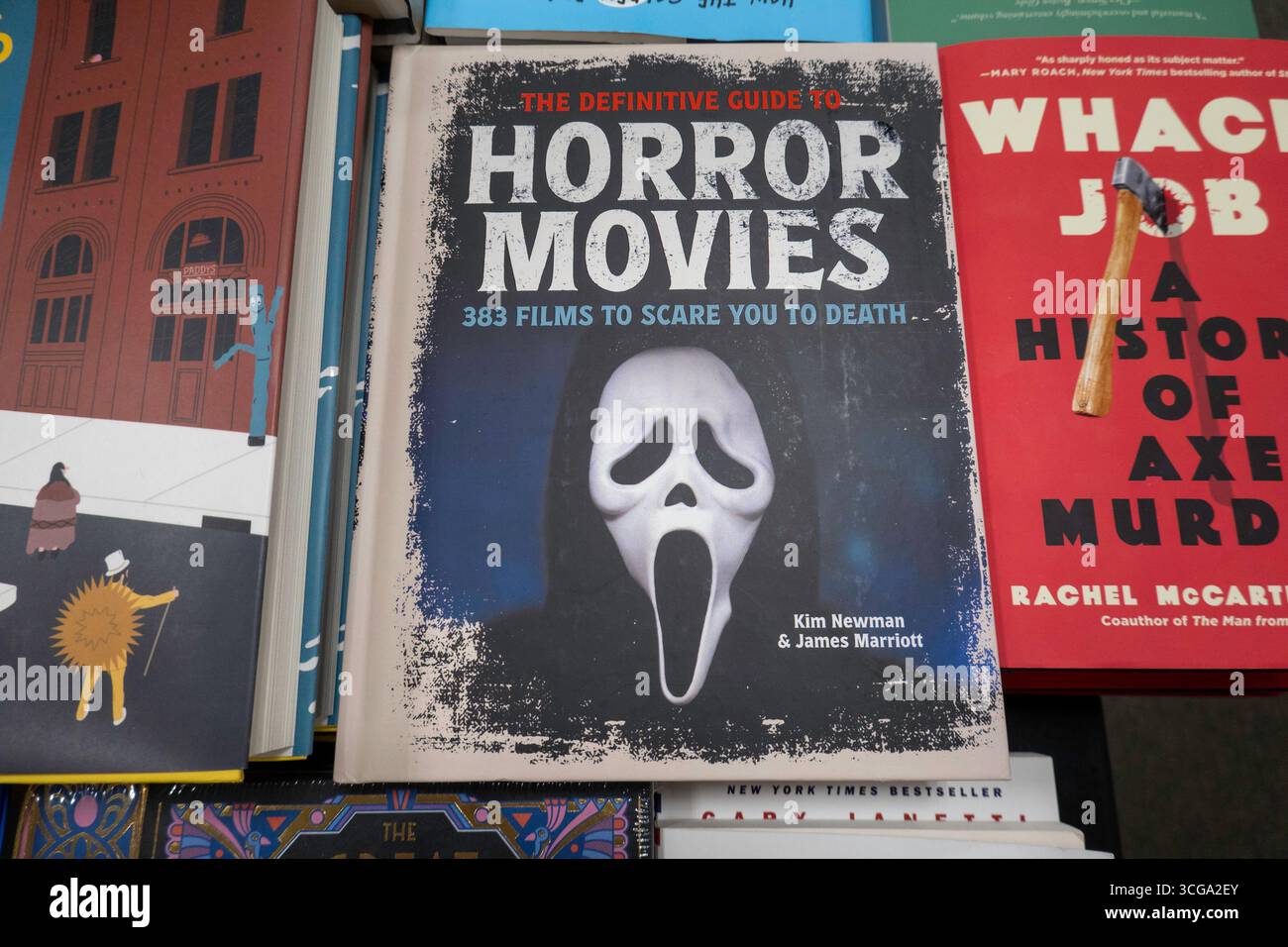 Barnes & Noble Booksellers sulla Fifth Avenue a New York City ha una vasta selezione di libri e riviste, USA 2025 Foto Stock