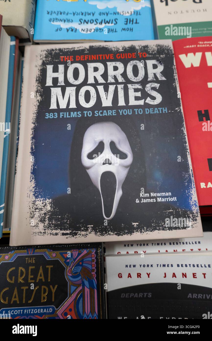 Barnes & Noble Booksellers sulla Fifth Avenue a New York City ha una vasta selezione di libri e riviste, USA 2025 Foto Stock