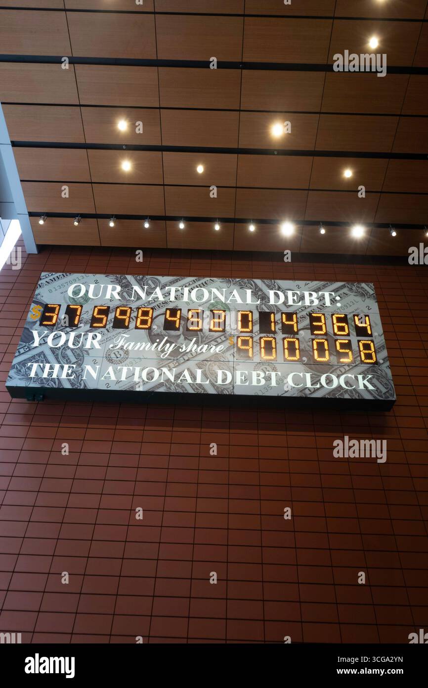 National Debt Clock, Times Square, New York, USA 2025 Foto Stock