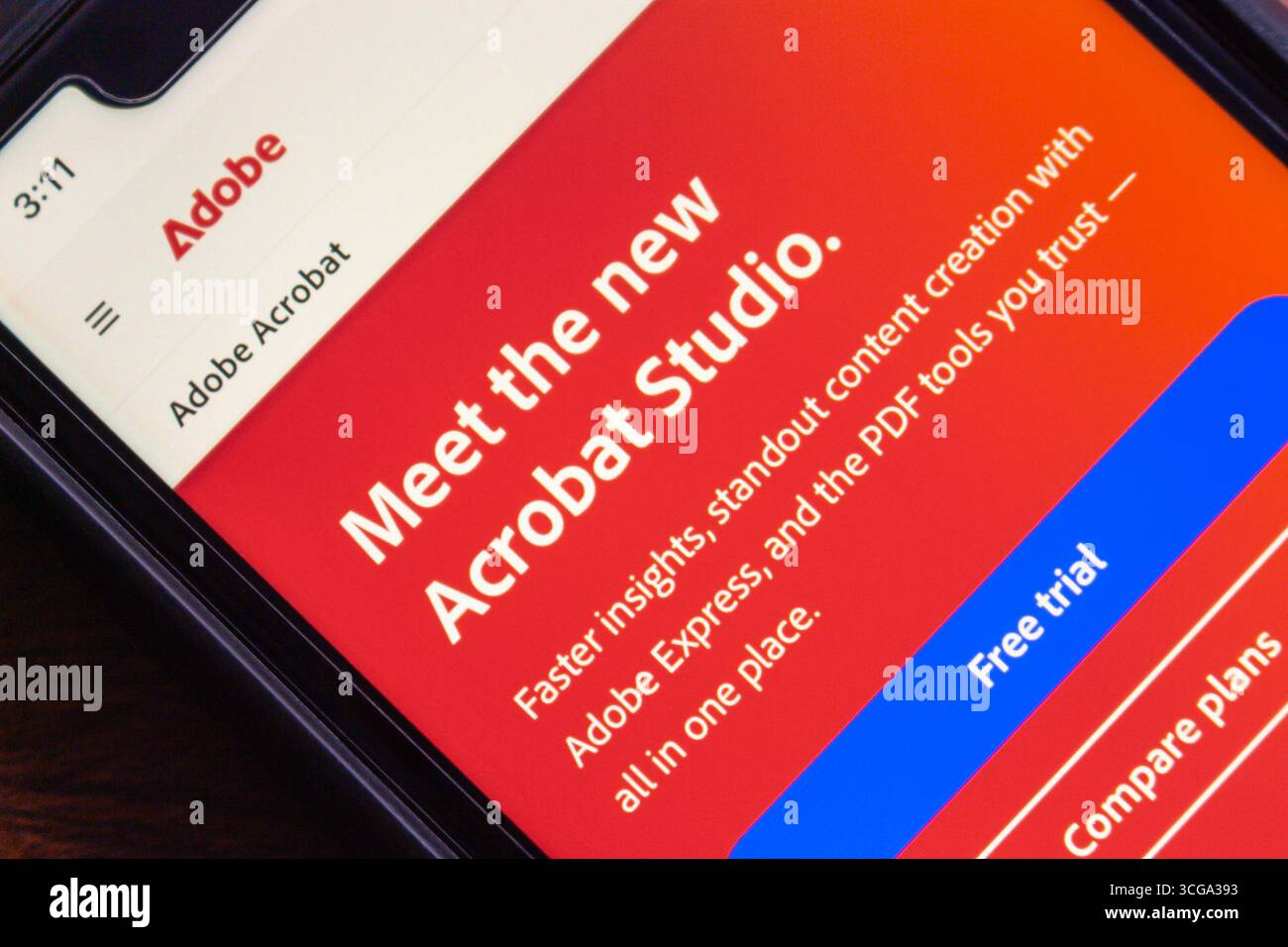 Primo piano della schermata dello smartphone che mostra il sito Web di Adobe Acrobat Studio, con gli strumenti PDF, Adobe Express e un'opzione di prova gratuita. Foto Stock