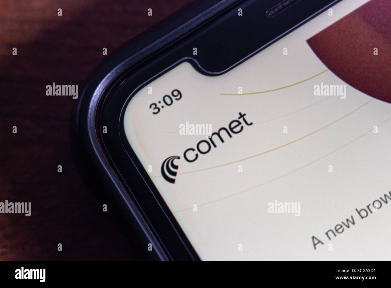 Primo piano del logo del browser Comet su uno smartphone, che mostra parte dell'interfaccia assistente Perplexity ai e il design pulito dell'interfaccia utente. Foto Stock