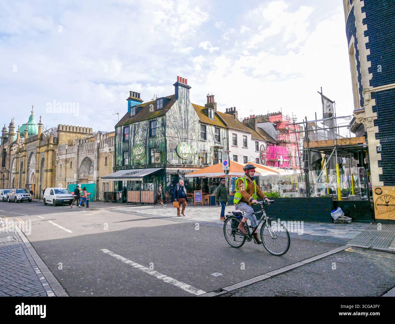 Church Street nel quartiere North Laine di Brighton, Inghilterra, con il ristorante Mash Tun e il Royal Pavilion. Foto Stock