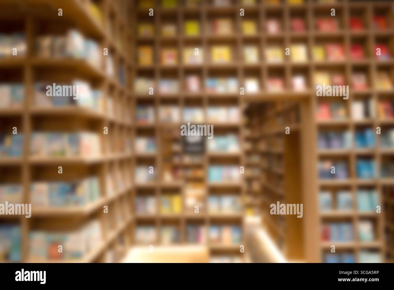 Moderno e sfocato interno libreria con scaffali in legno Foto Stock