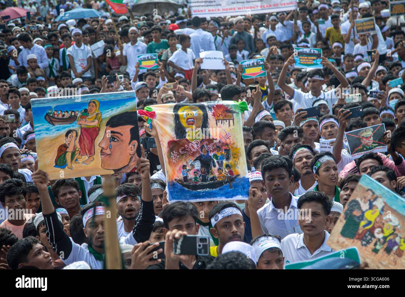 Il giorno del Rohingya, i rifugiati del campo di Kutupalong si sono mobilitati per ottenere giustizia per il genocidio e per un rapido e dignitoso ritorno nella loro patria. Foto Stock