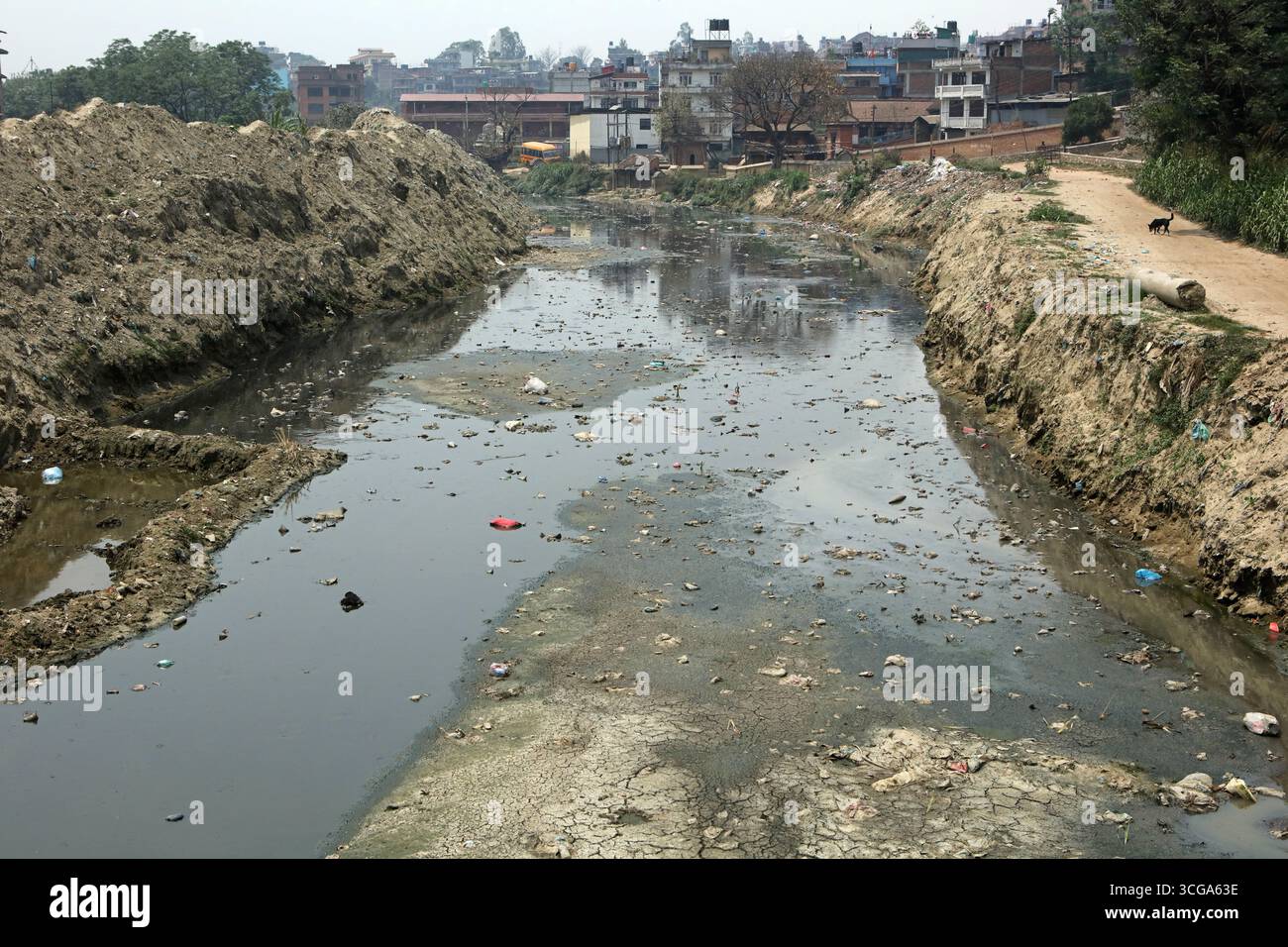 Fiume inquinato e pieno di spazzatura a Kathmandu, Nepal Foto Stock