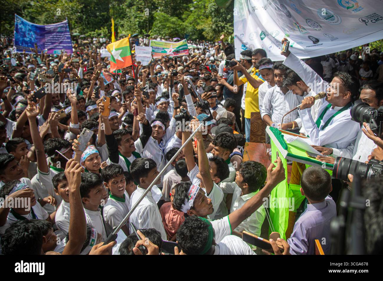 Il giorno del Rohingya, i rifugiati del campo di Kutupalong si sono mobilitati per ottenere giustizia per il genocidio e per un rapido e dignitoso ritorno nella loro patria. Foto Stock