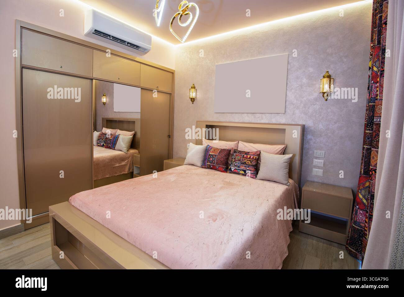 Arredamento arredamento di design interno di lusso show home camera da letto mostrando mobili e letto matrimoniale con armadio Foto Stock