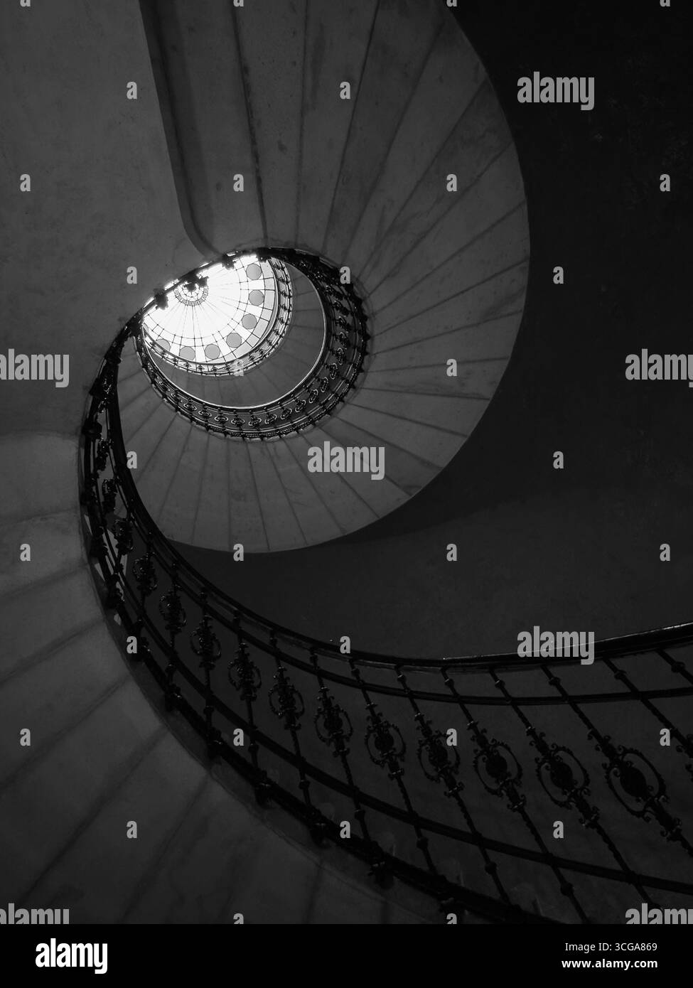 Elegante scala a chiocciola in bianco e nero, con dettagli intricati e angoli artistici. Foto Stock