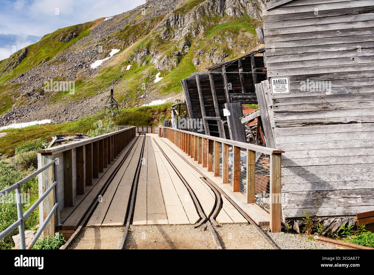 Binari del treno presso l'Independence Mine State Historic Park, vecchia miniera d'oro di Hatcher Pass attraverso Talkeetna Mountains, Willow, Wasilla, Alaska, USA Foto Stock