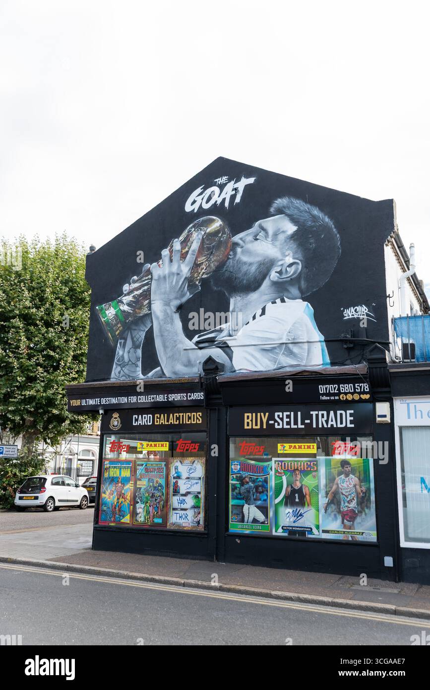 Grande immagine di graffiti raffigurante il calciatore Lionel messi con la Coppa del mondo. La CAPRA, il più grande slogan di tutti i tempi. Negozio di carte sportive On Card Galacticos Foto Stock