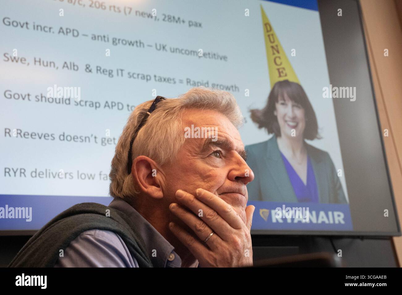 Michael o'Leary, amministratore delegato di Ryanair, fornisce un aggiornamento aziendale durante una conferenza stampa presso il Pan Pacific Hotel nella City di Londra. Data foto: Mercoledì 27 agosto 2025. Foto Stock