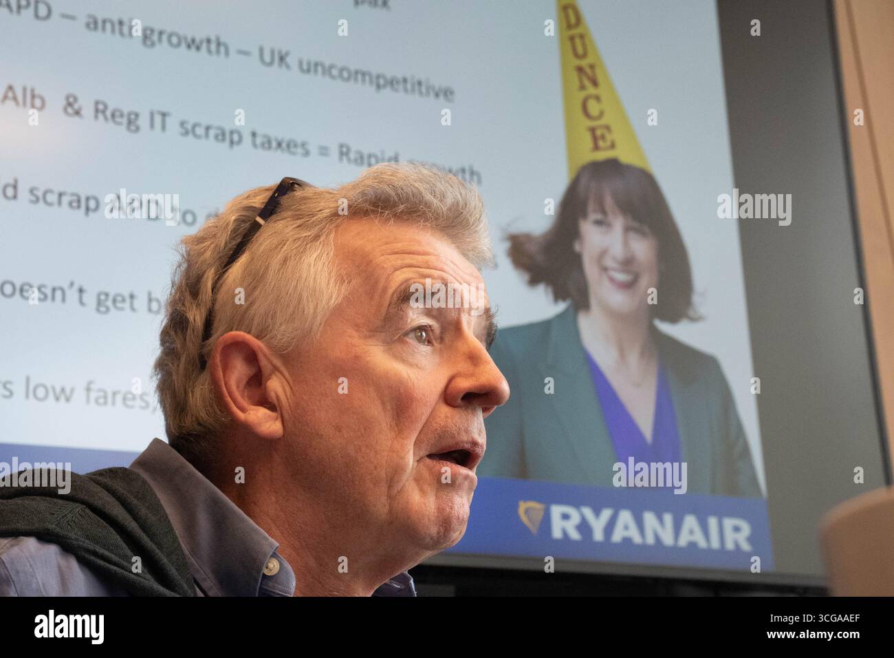 Michael o'Leary, amministratore delegato di Ryanair, fornisce un aggiornamento aziendale durante una conferenza stampa presso il Pan Pacific Hotel nella City di Londra. Data foto: Mercoledì 27 agosto 2025. Foto Stock