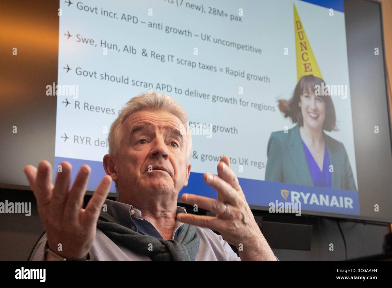 Michael o'Leary, amministratore delegato di Ryanair, fornisce un aggiornamento aziendale durante una conferenza stampa presso il Pan Pacific Hotel nella City di Londra. Data foto: Mercoledì 27 agosto 2025. Foto Stock