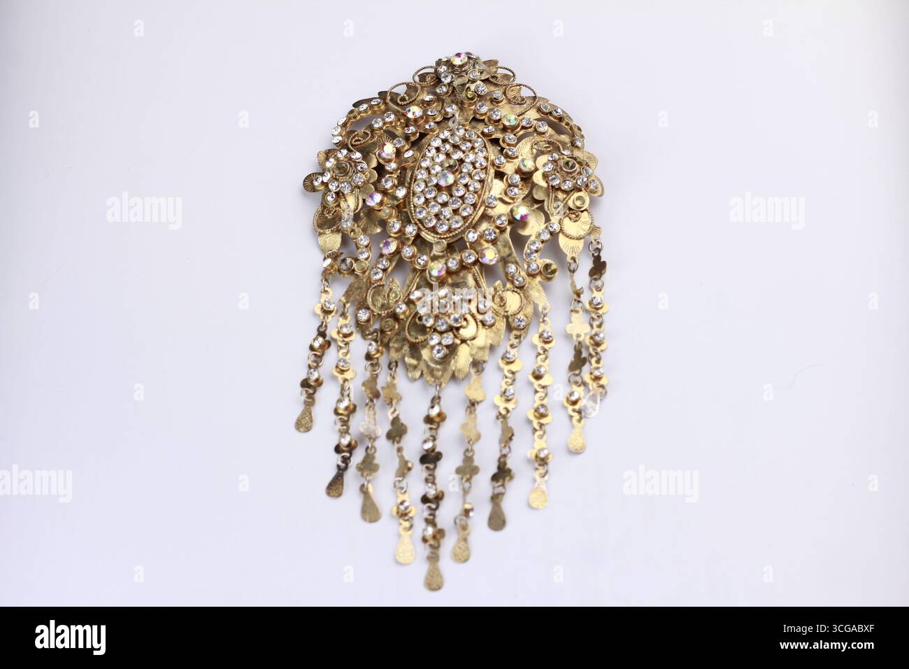 Spilla kebaya giavanese, utilizzata come gioielleria e accessorio per esaltare lo stile. Isolato su sfondo bianco. Foto Stock