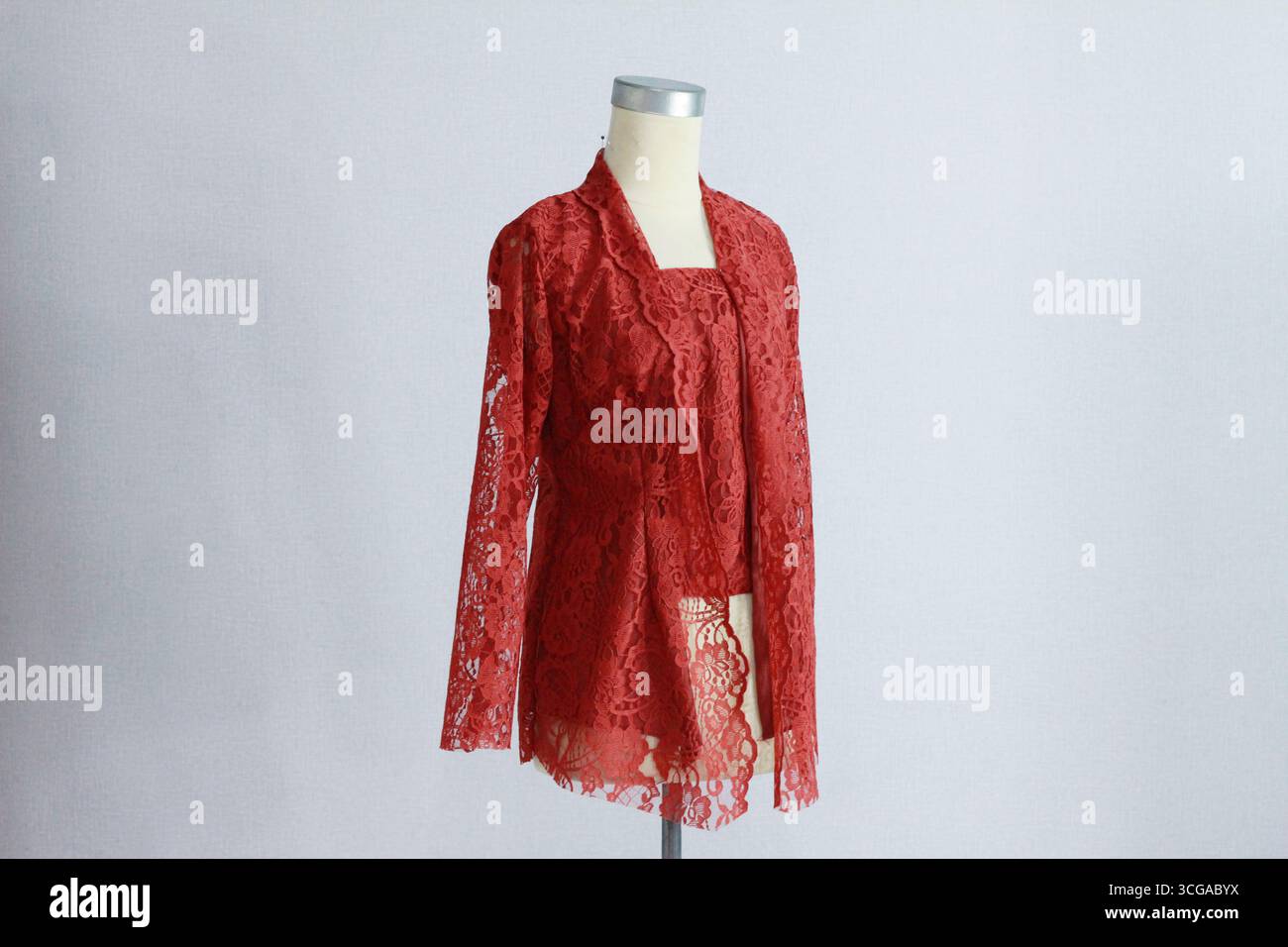 Abito kebaya rosso su un appendiabiti. Foto Stock
